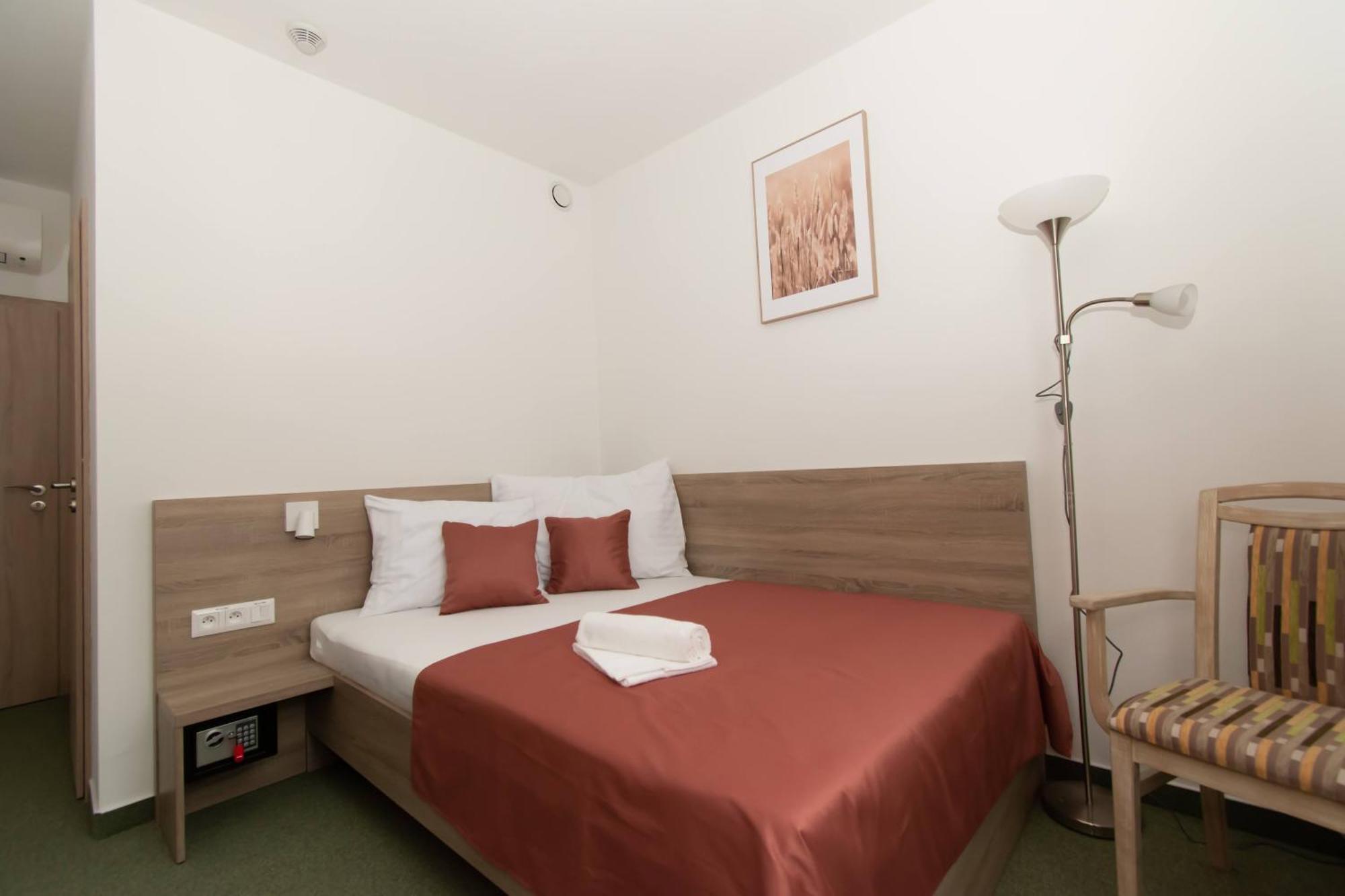 Solid Gold Garni Hotel Малацки Екстериор снимка